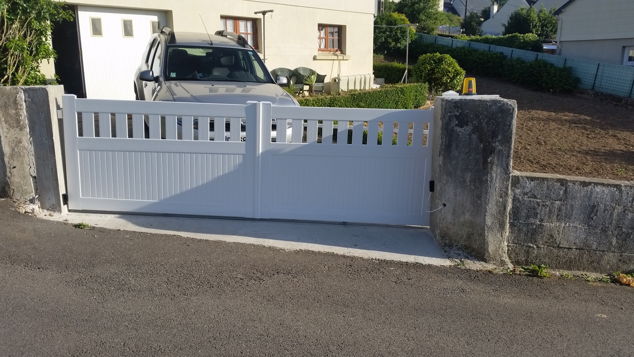 Portail PVC (2) Portail PVC coulissant aspect 2vanteaux