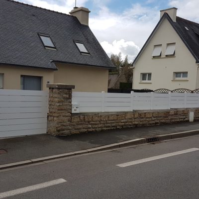 Portail coulissant, avec clôture