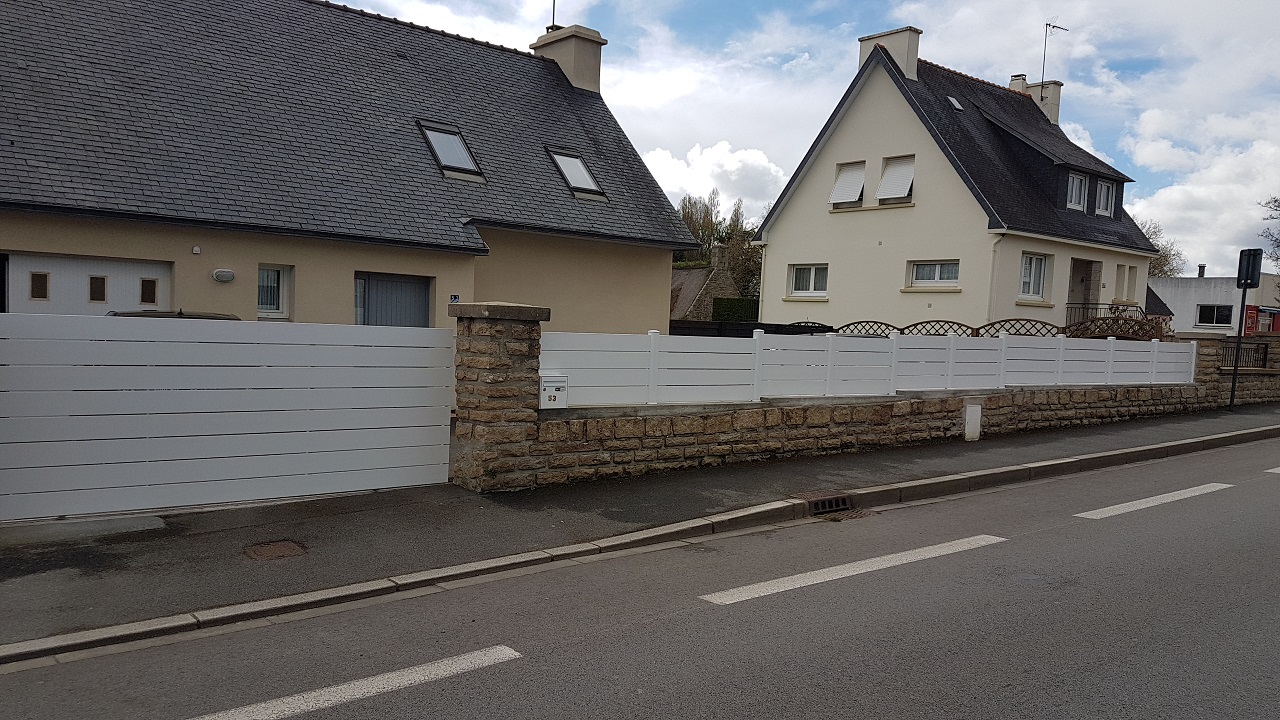 Portail coulissant et cloture PVC CONCARNEAU (1) Portail coulissant, avec clôture