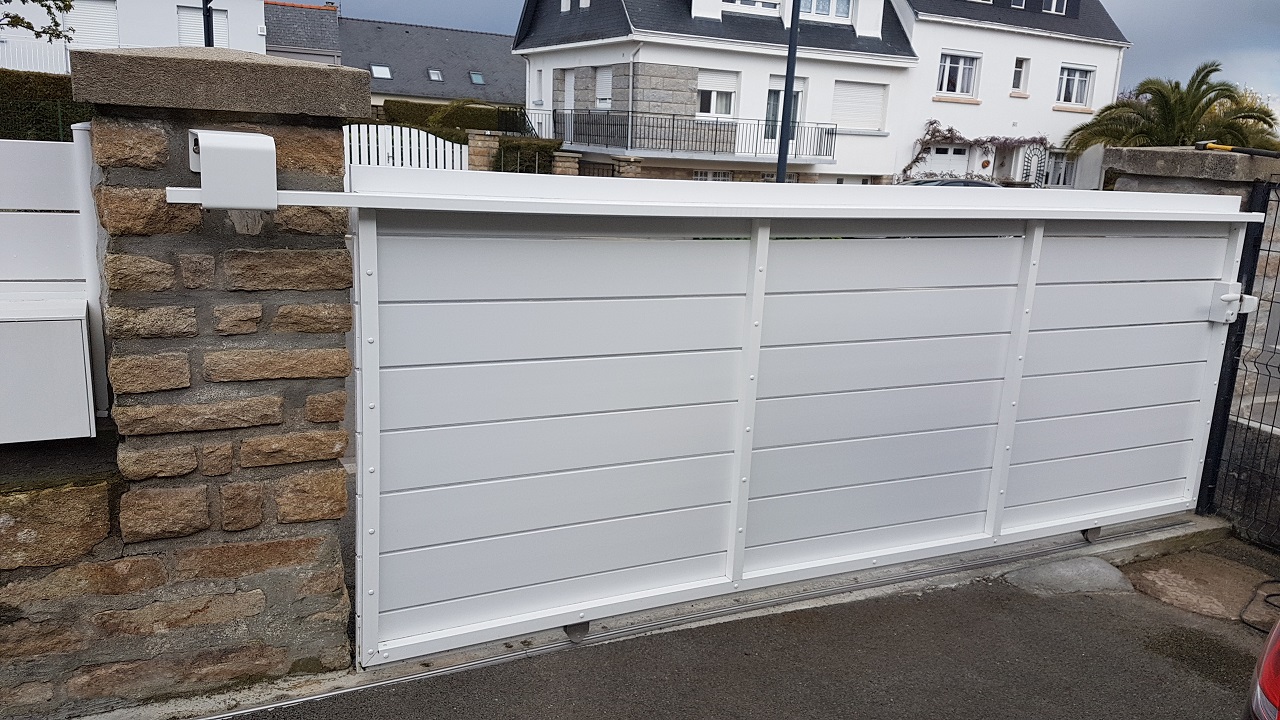 Portail coulissant et cloture PVC CONCARNEAU (2) Portail coulissant manuel en PVC
