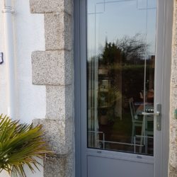Porte d'entrée en alu vitrée vue extérieure