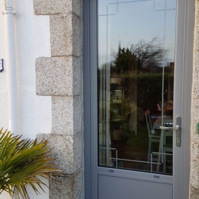 Porte d'entrée en alu vitrée vue extérieure