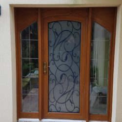 Vue extérieur de la porte d'entrée PVC Cintrée Baroque