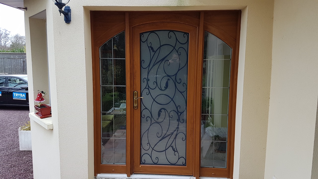 Vue extérieur de la porte d'entrée PVC Cintrée Baroque