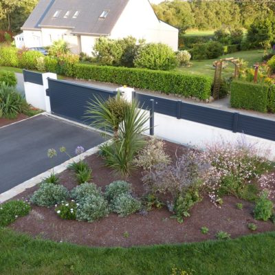 Maison équipée d'un portail et d'une clôture en alu vue du dessus