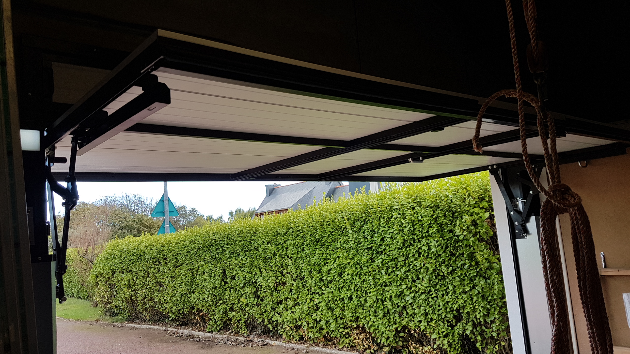PG MOOS avec imposte Treffiagat (3) Porte de garage Moos vue intérieure et ouverte