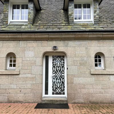 Nouvelle porte d'entrée installée à Cast