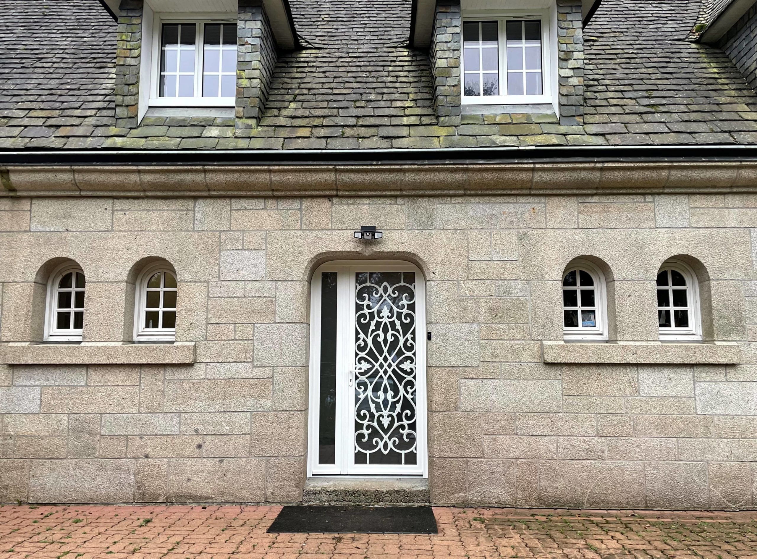 Nouvelle porte d'entrée installée à Cast