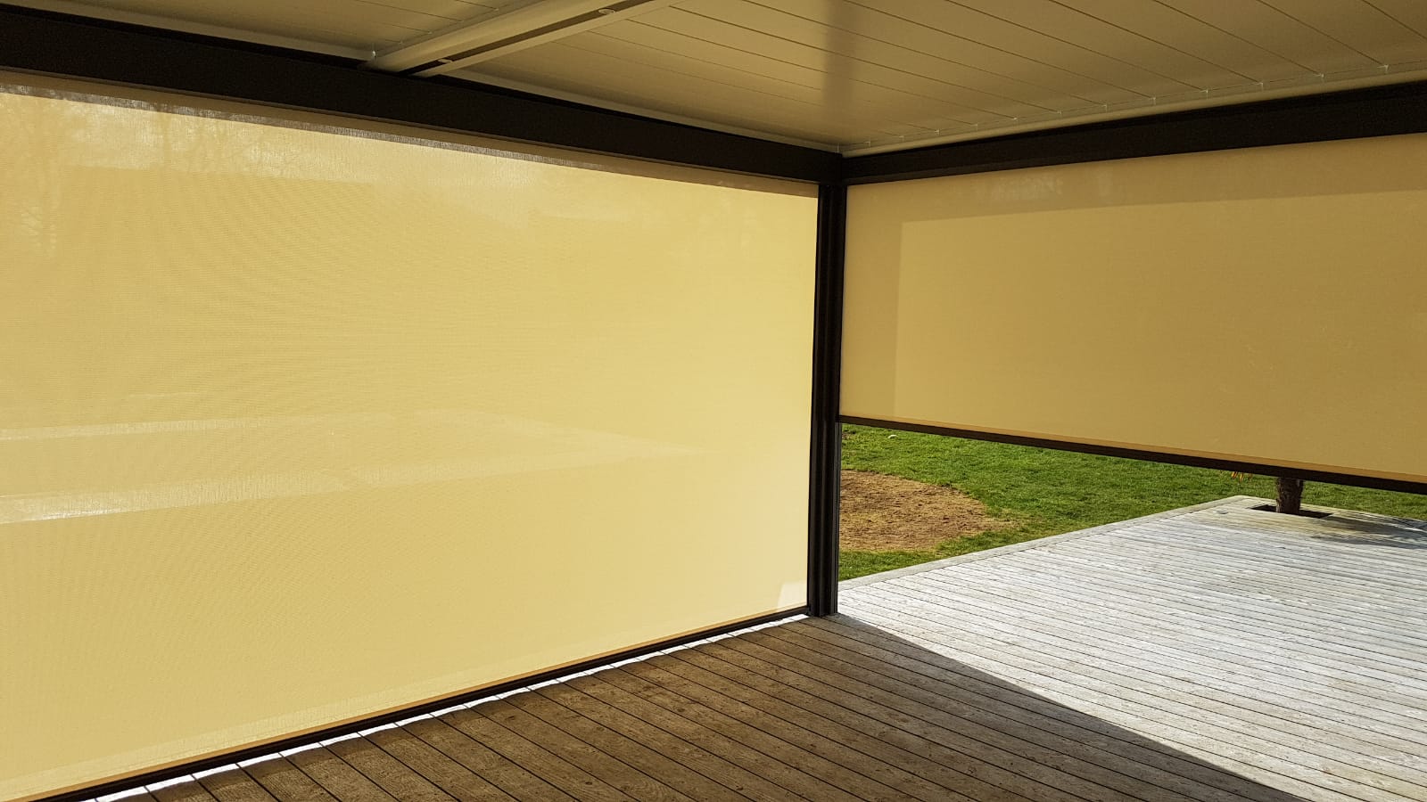 Screeneo-beige-pergola-bioclimatique Intérieur pergola bioclimatique