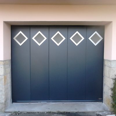 Porte de garage sectionnelle latérale