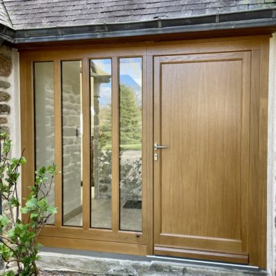 Porte d'entrée en bois au style traditionnelle
