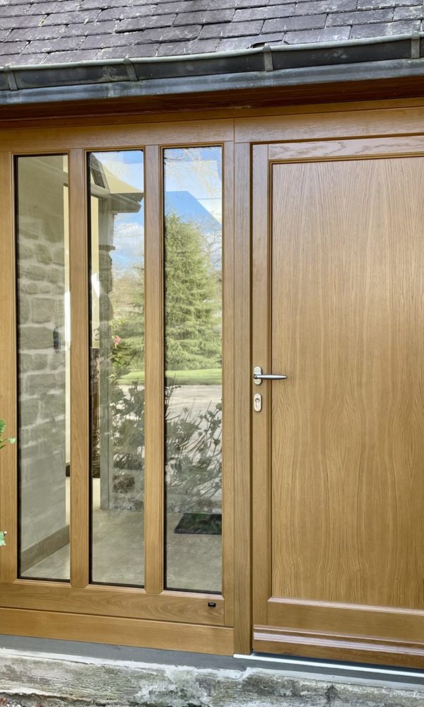 Photo porte traditionnelle Porte d'entrée en bois au style traditionnelle