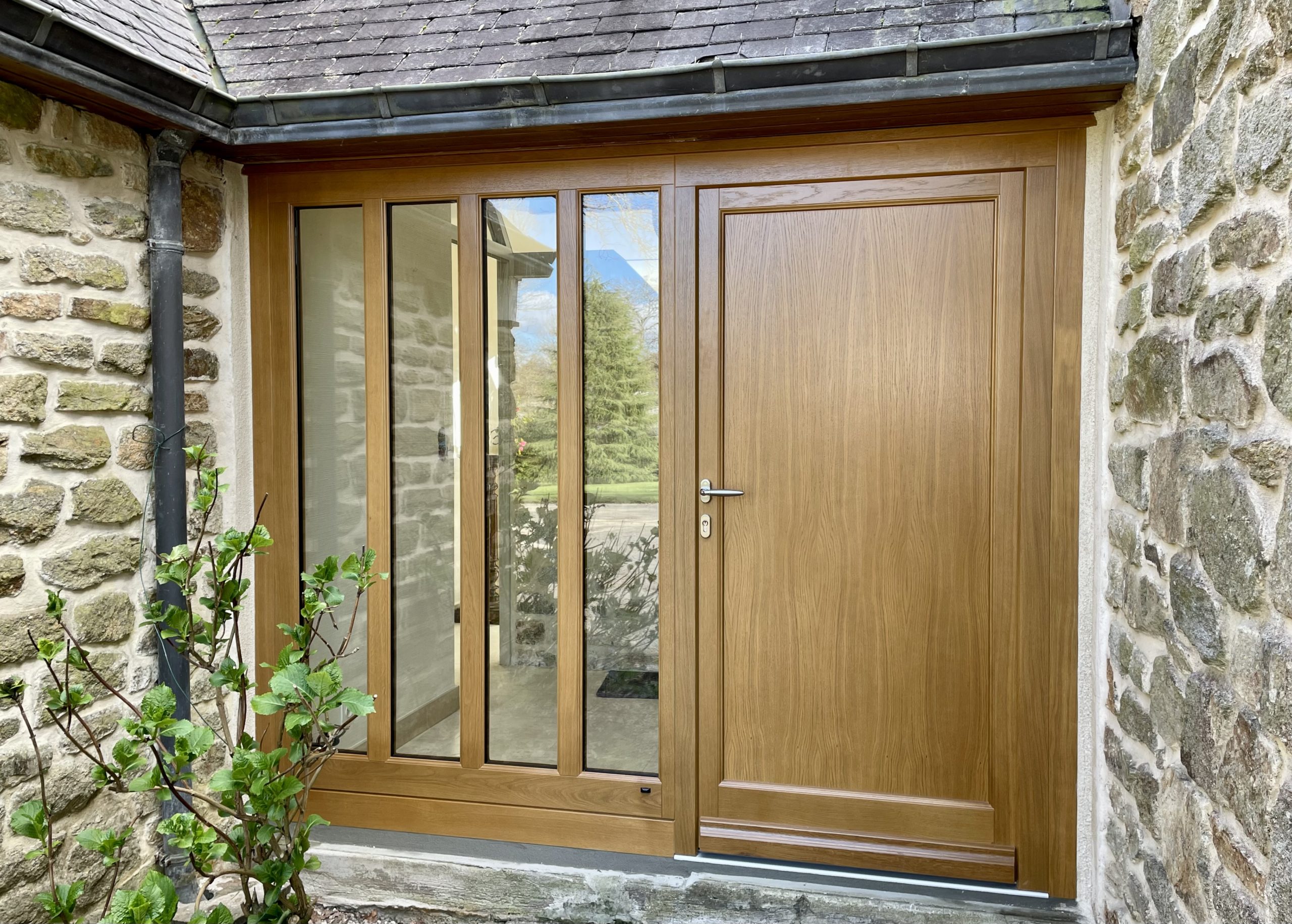 Porte d'entrée en bois au style traditionnelle