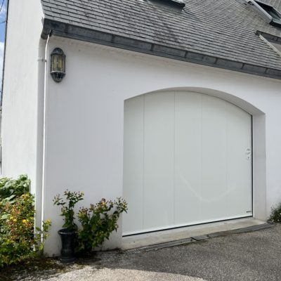 Porte de garage de couleur blanche