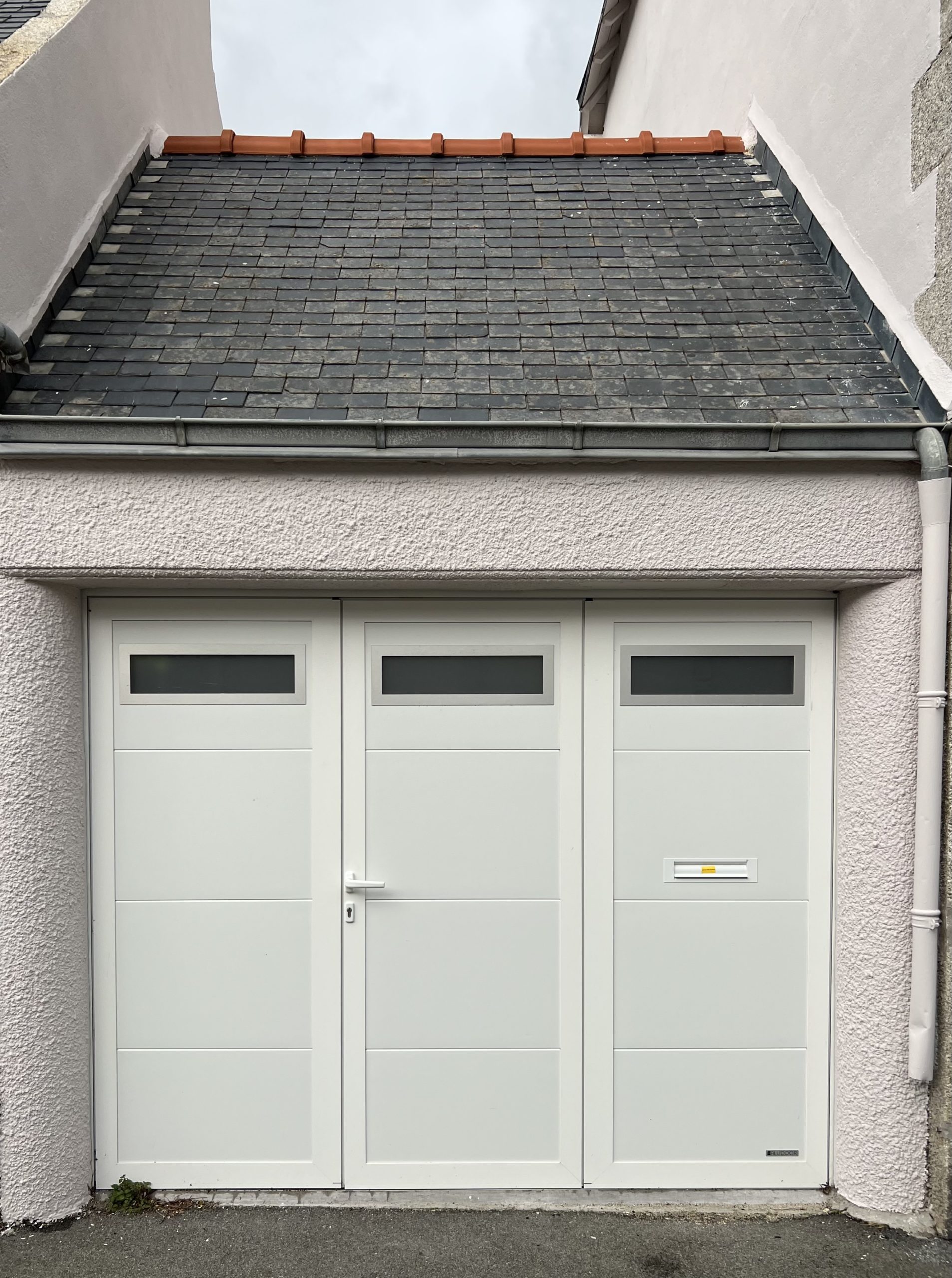 Porte de garage Aludoor au Guilvinec Porte de garage blanche Aludoor