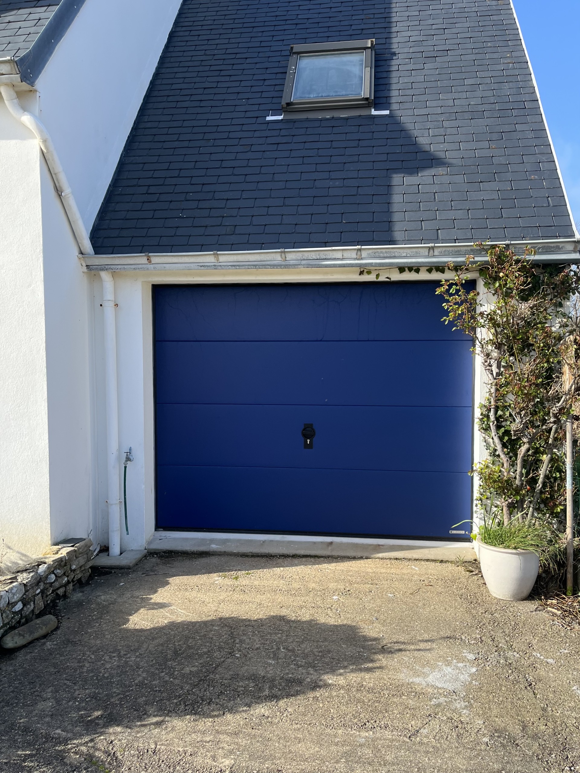 Porte de garage Aludoor bleu intense RAL 5003 Porte de garage Aludoor bleu intense RAL 5003