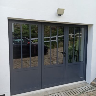 Porte de garage battante gris anthracite