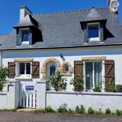 Maison rénovée par TRYBA avec nouvelles fenêtres et volets