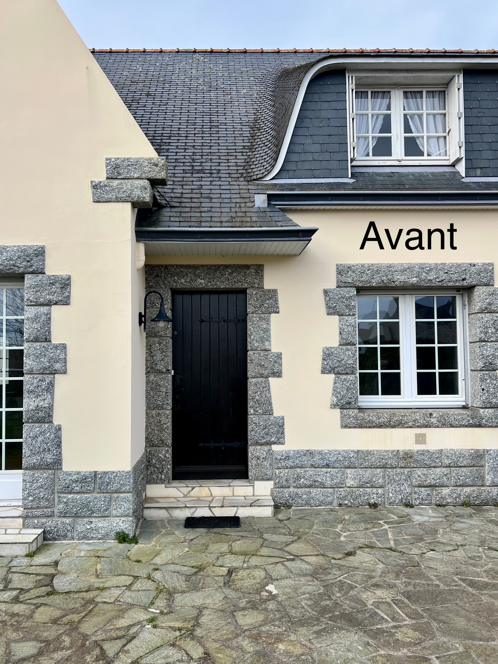 Maison traditionnelle avec porte d'entrée ancienne dans le Finistère