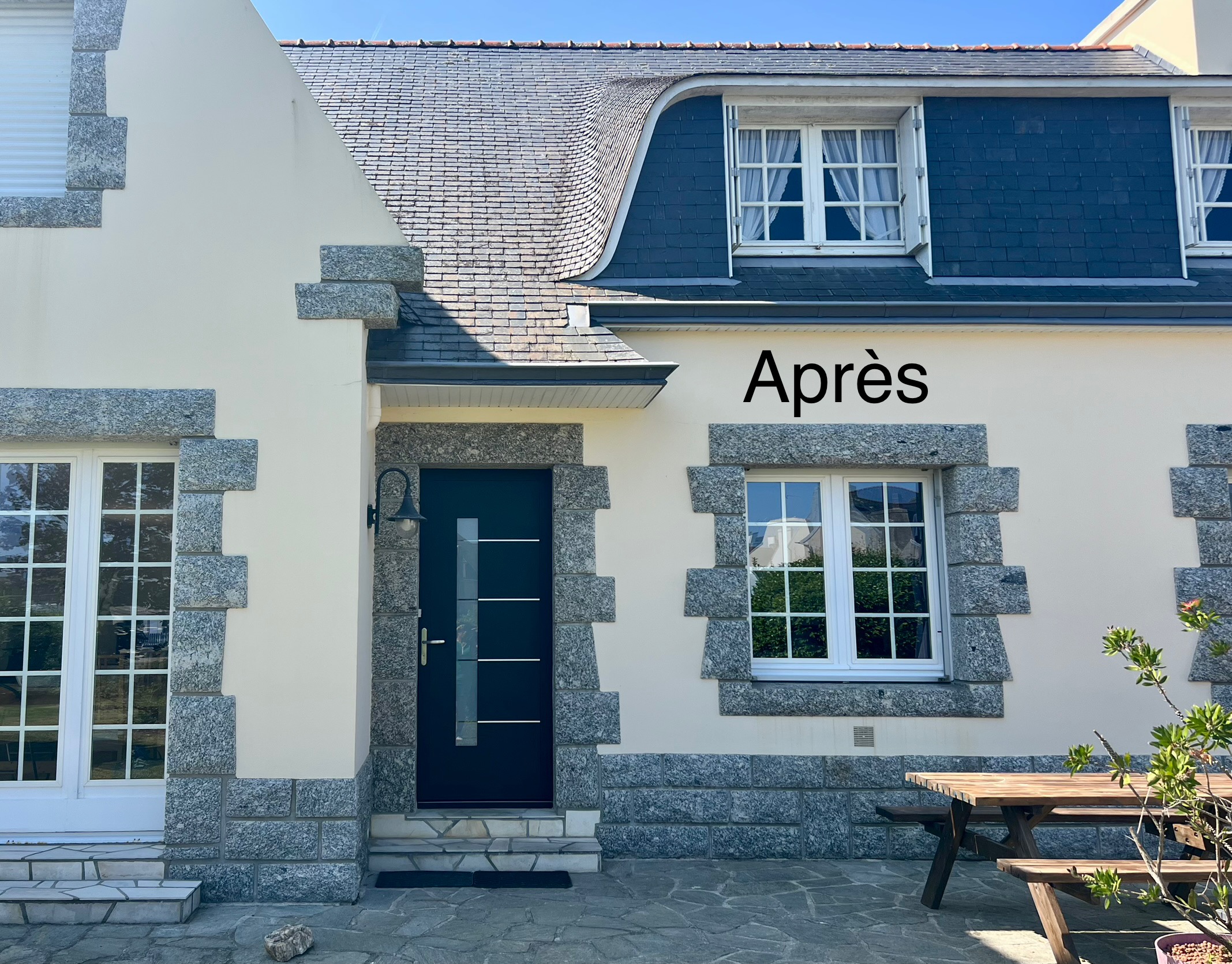 Maison traditionnelle rénovée avec porte d'entrée TRYBA Laïta noir profond RAL 9005