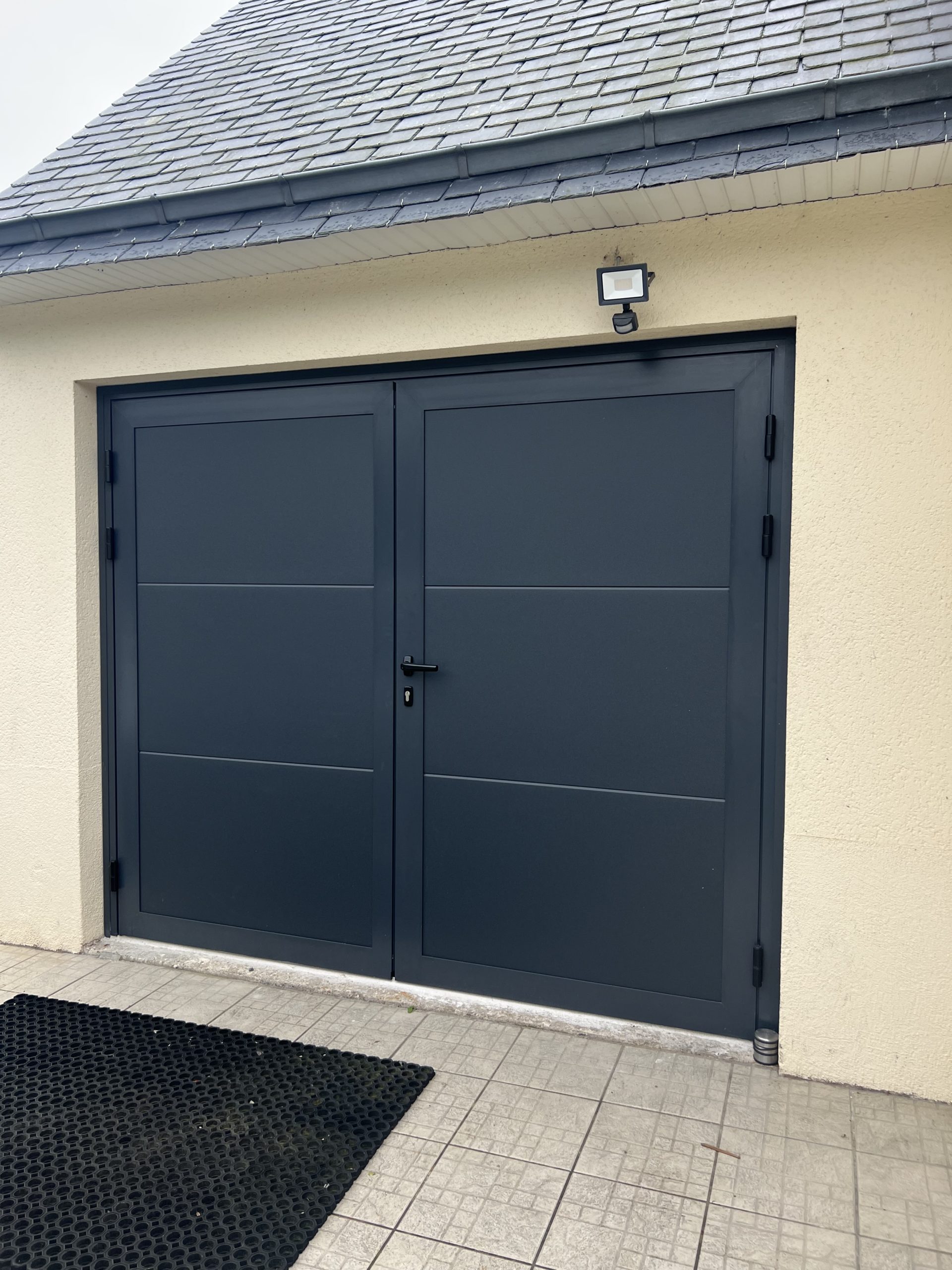 Porte de garage battante Aludoor gris anthracite
