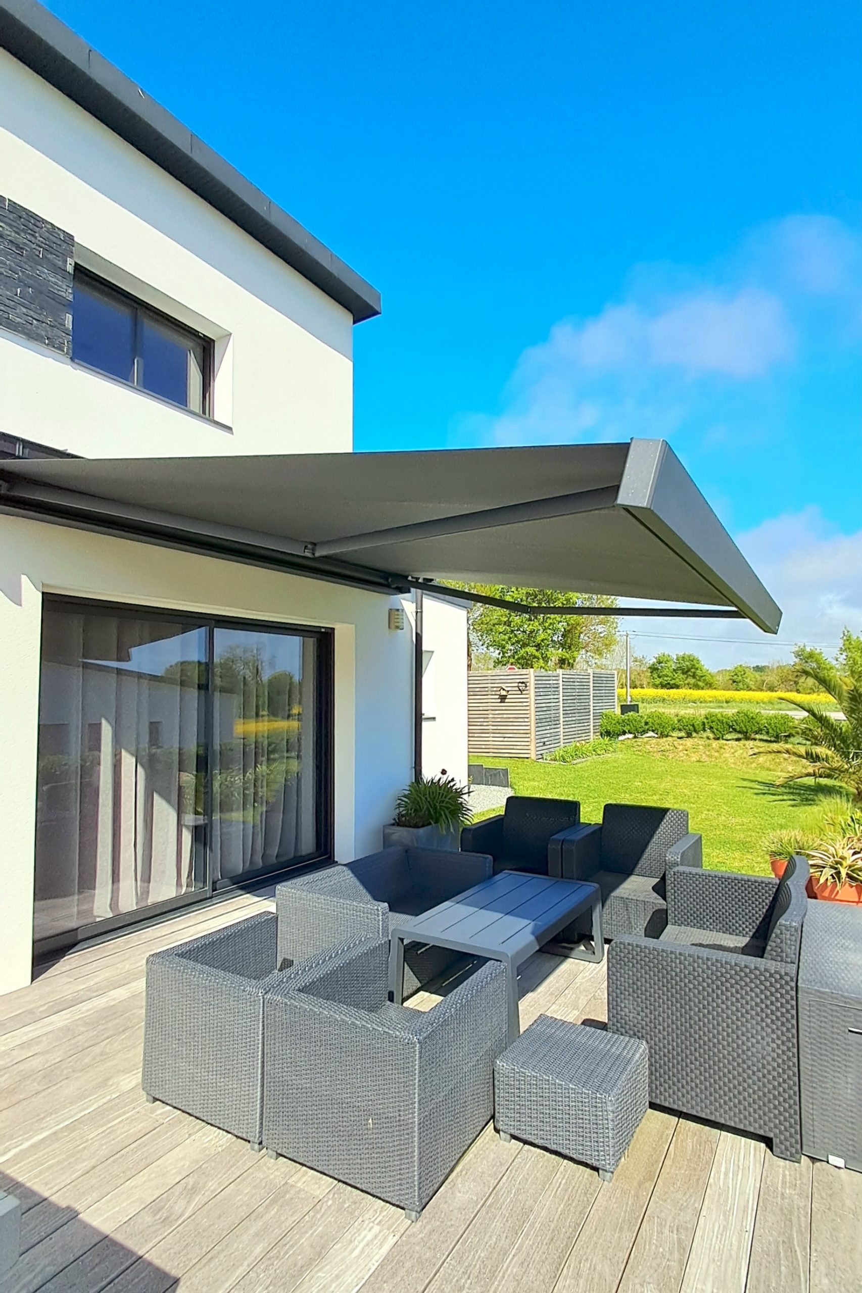 Banne K70 RAL 7016 Tregunc déplié Store banne Warema K70 gris anthracite