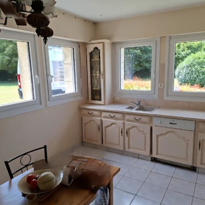 Fenêtres blanches TRYBA PVC T81, installées dans une cuisine